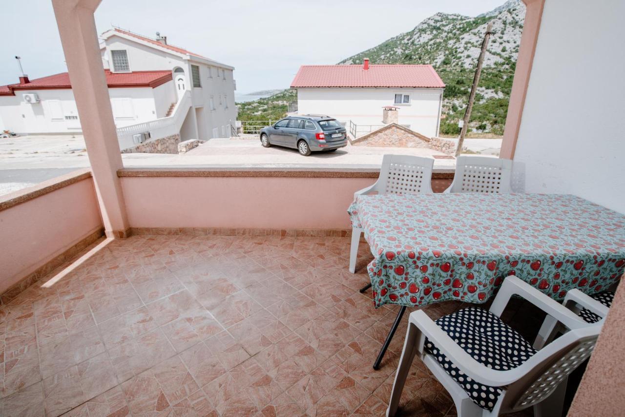 Appartamento Apartmens Leona Karlobag Esterno foto