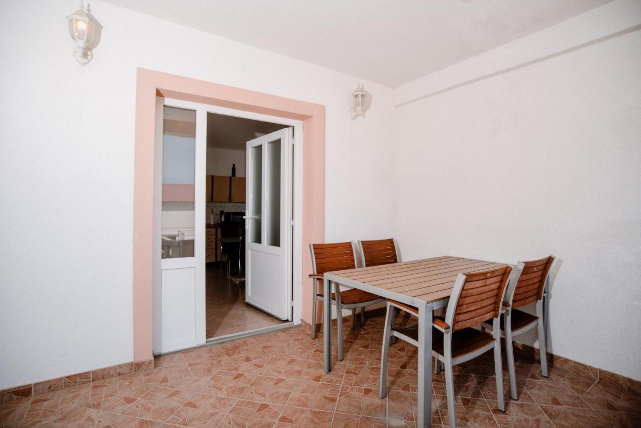 Appartamento Apartmens Leona Karlobag Esterno foto