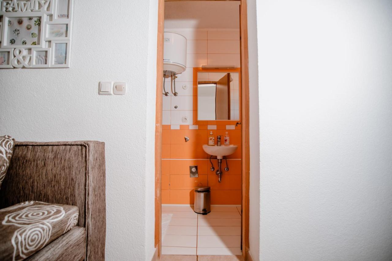 Appartamento Apartmens Leona Karlobag Esterno foto