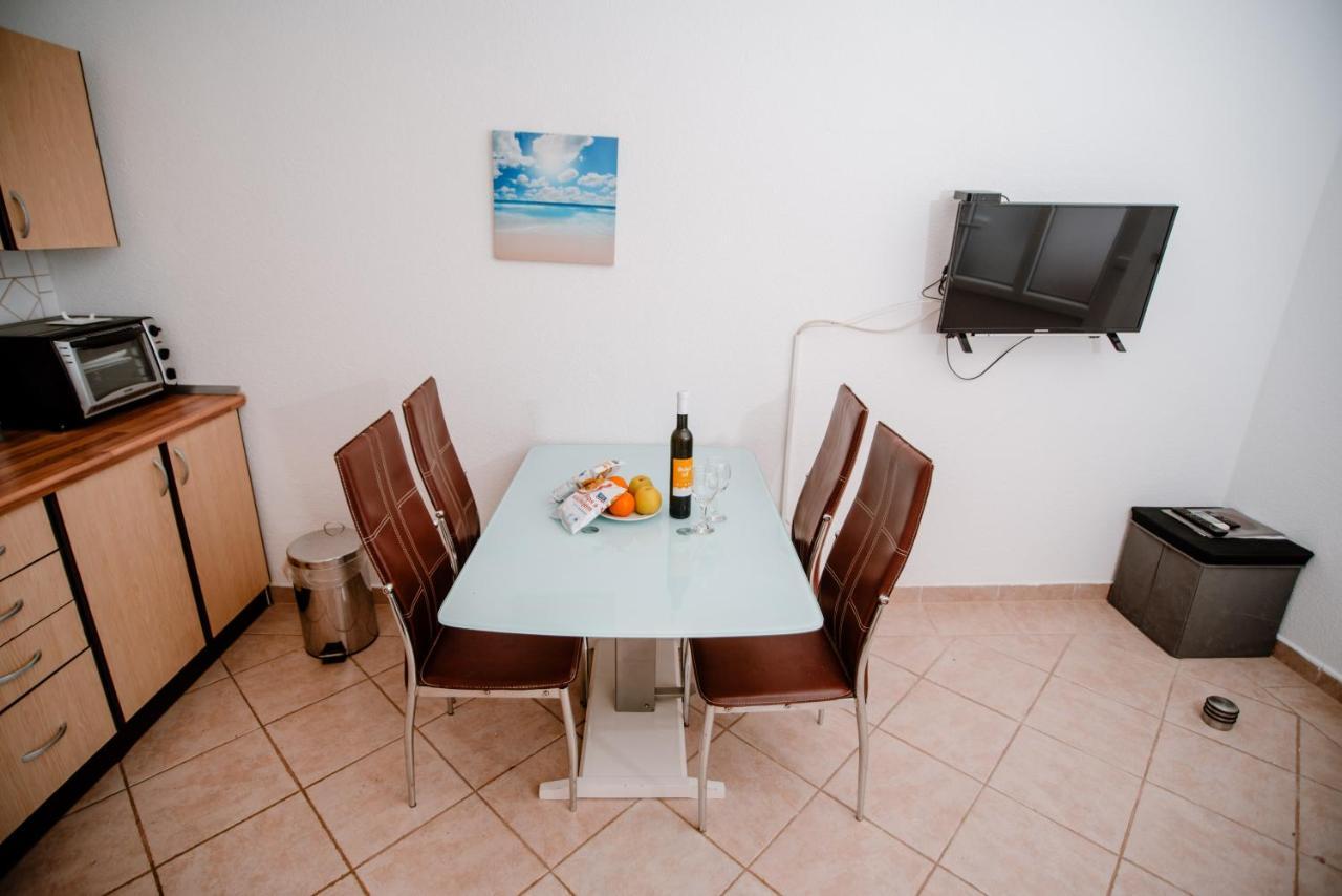 Appartamento Apartmens Leona Karlobag Esterno foto