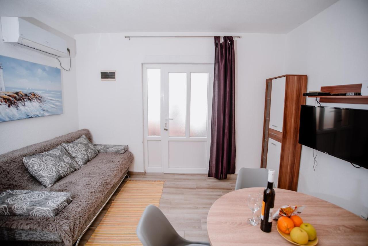 Appartamento Apartmens Leona Karlobag Esterno foto
