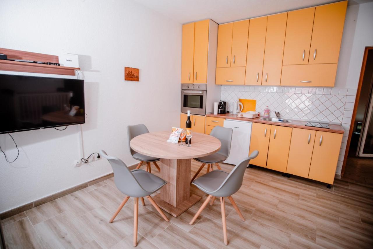 Appartamento Apartmens Leona Karlobag Esterno foto