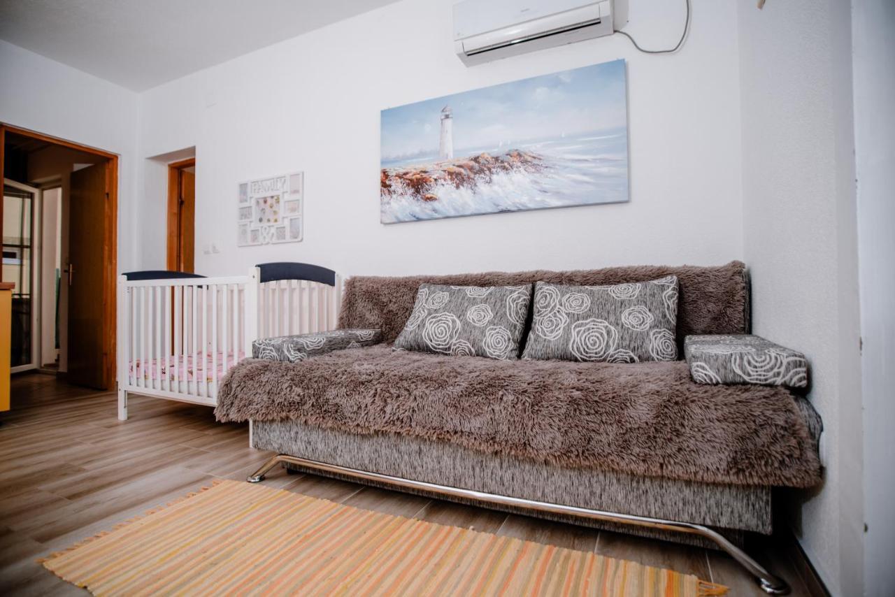 Appartamento Apartmens Leona Karlobag Esterno foto