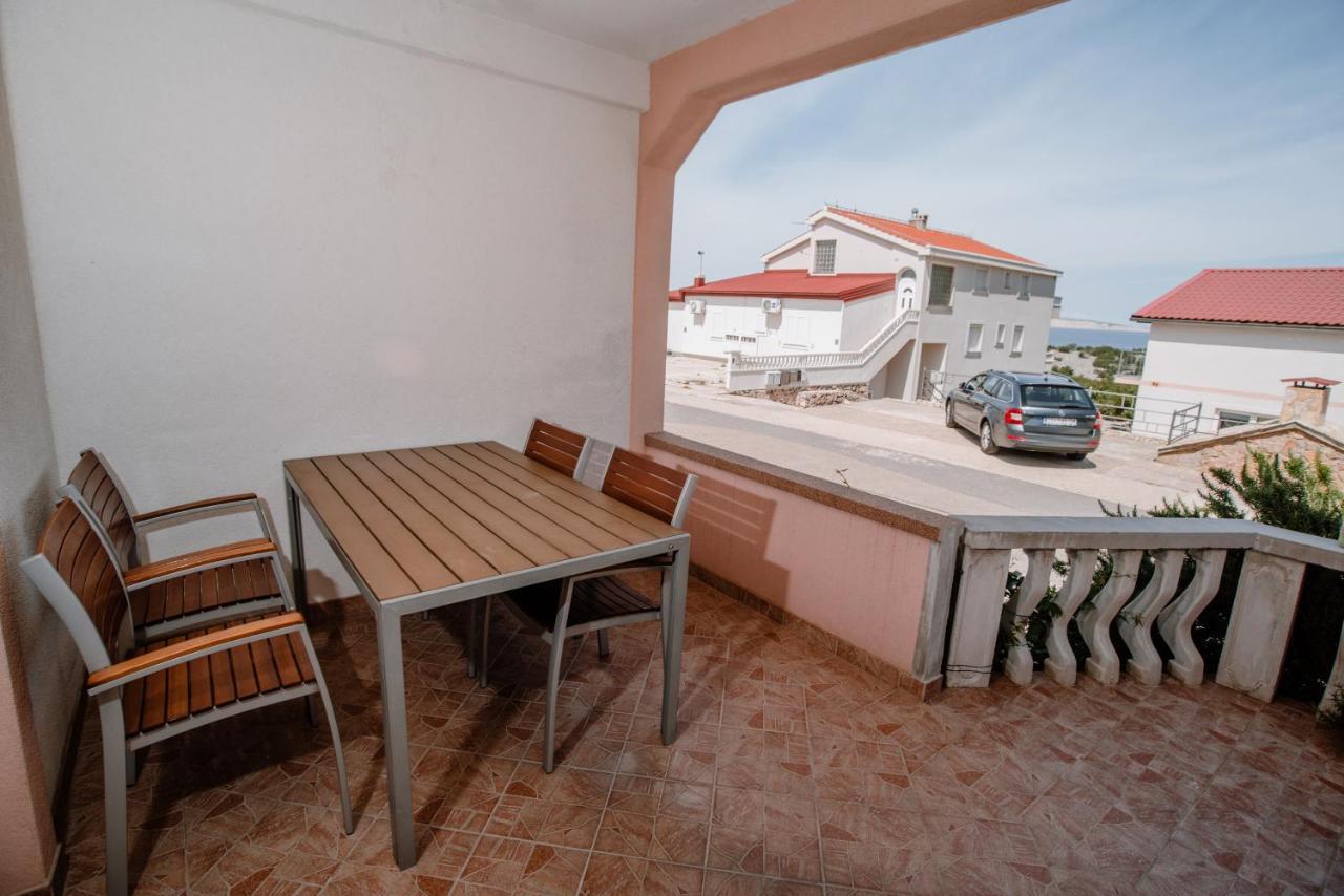 Appartamento Apartmens Leona Karlobag Esterno foto