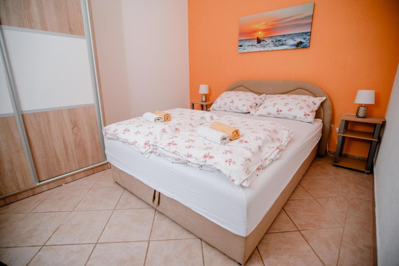 Appartamento Apartmens Leona Karlobag Esterno foto
