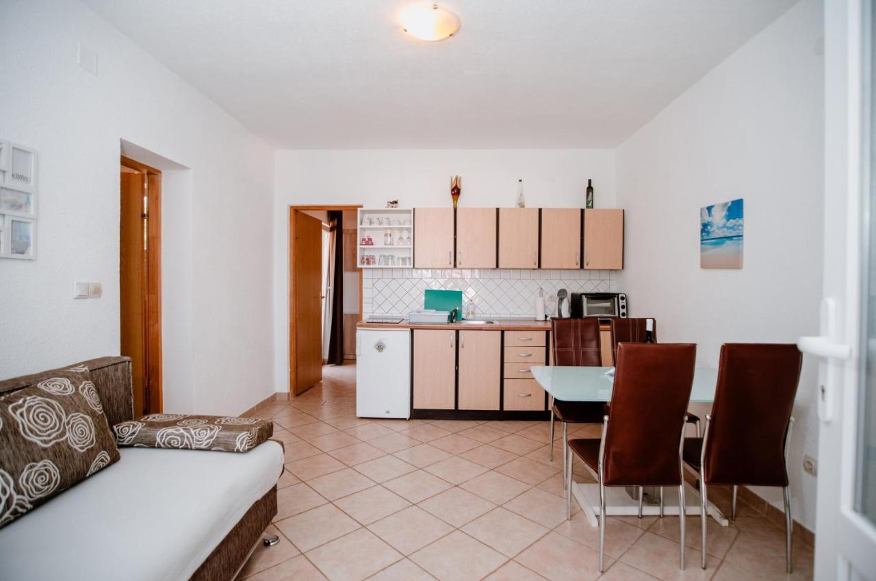 Appartamento Apartmens Leona Karlobag Esterno foto