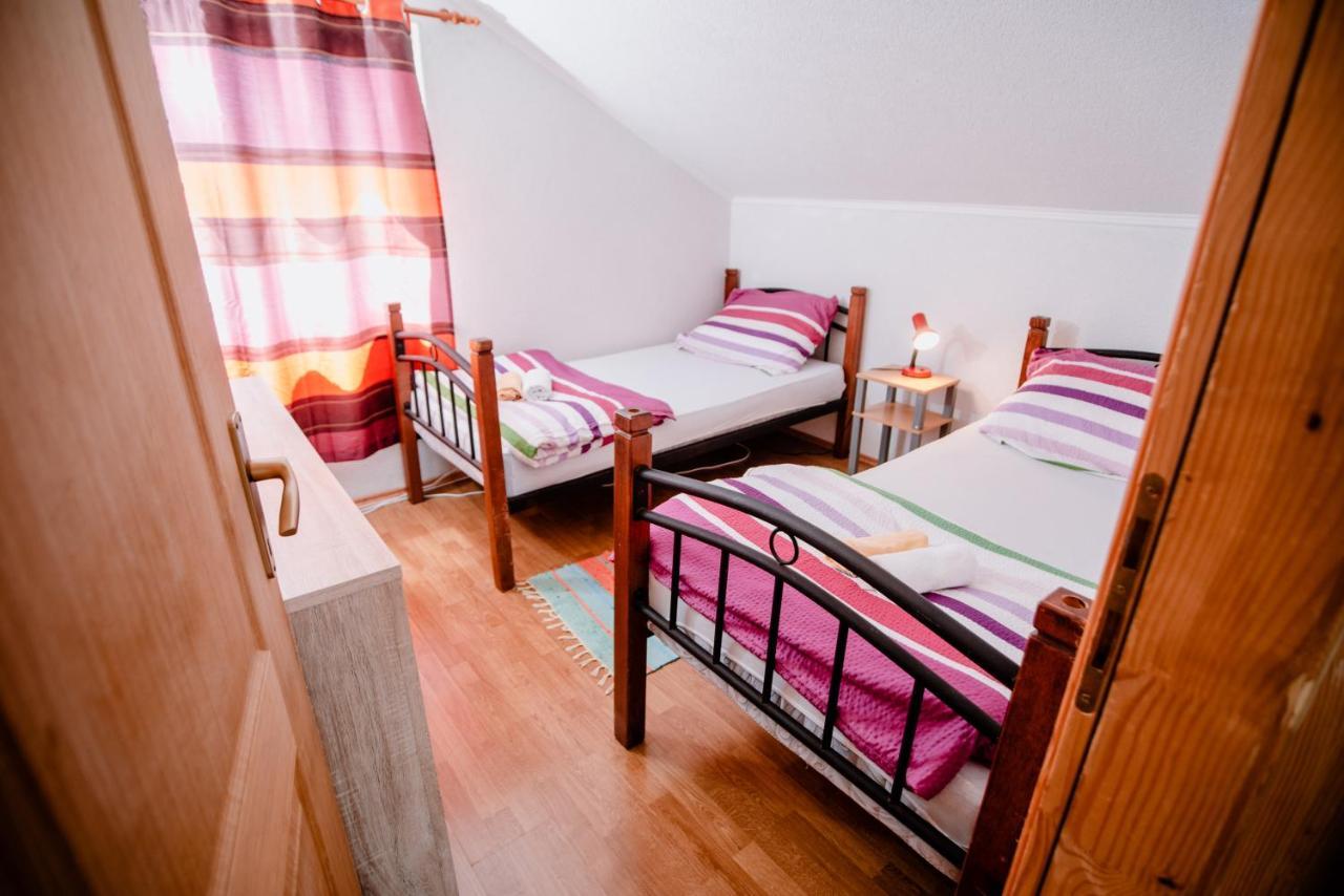 Appartamento Apartmens Leona Karlobag Esterno foto
