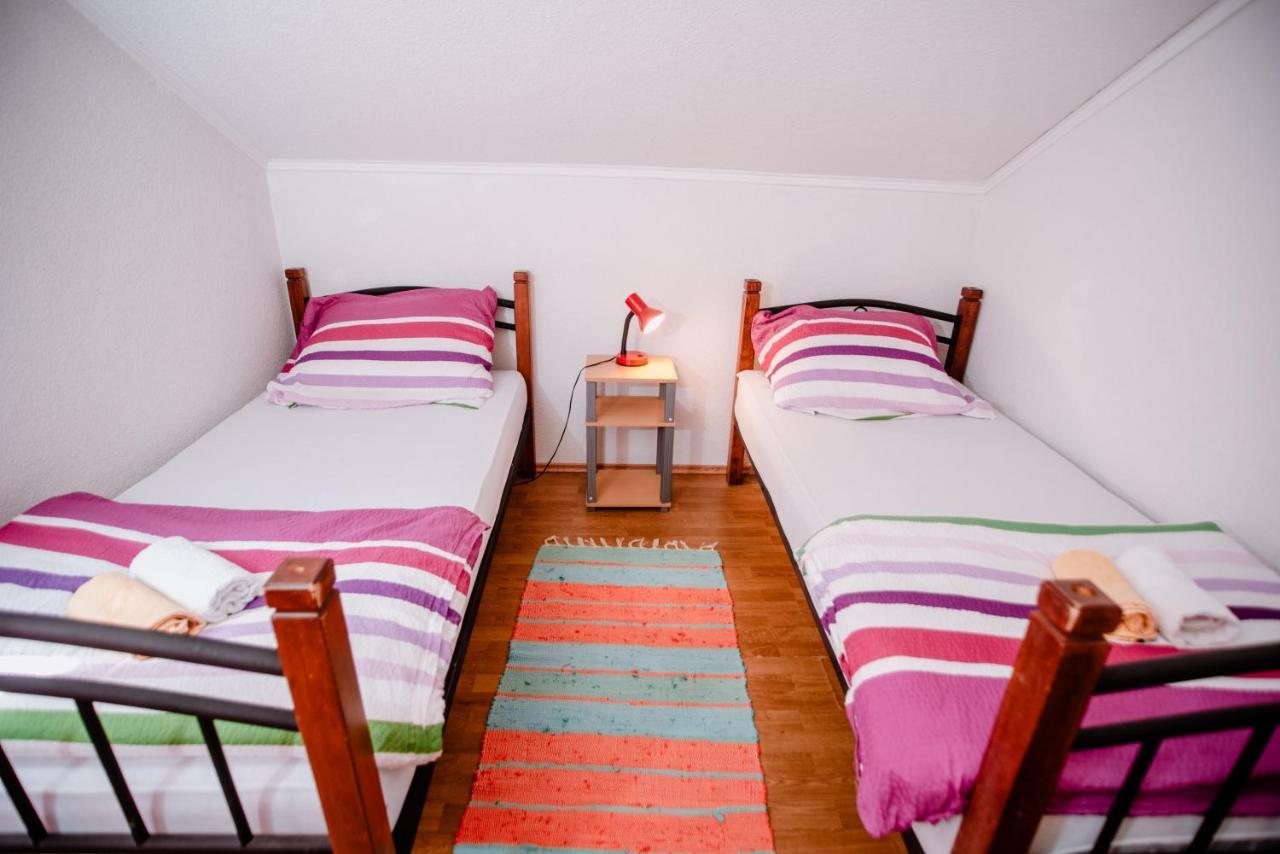 Appartamento Apartmens Leona Karlobag Esterno foto