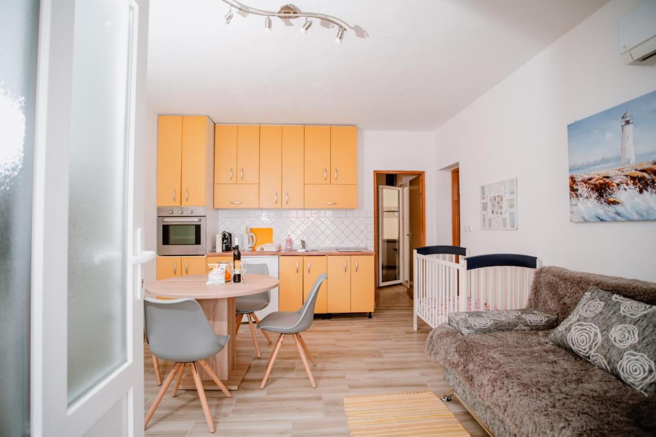 Appartamento Apartmens Leona Karlobag Esterno foto