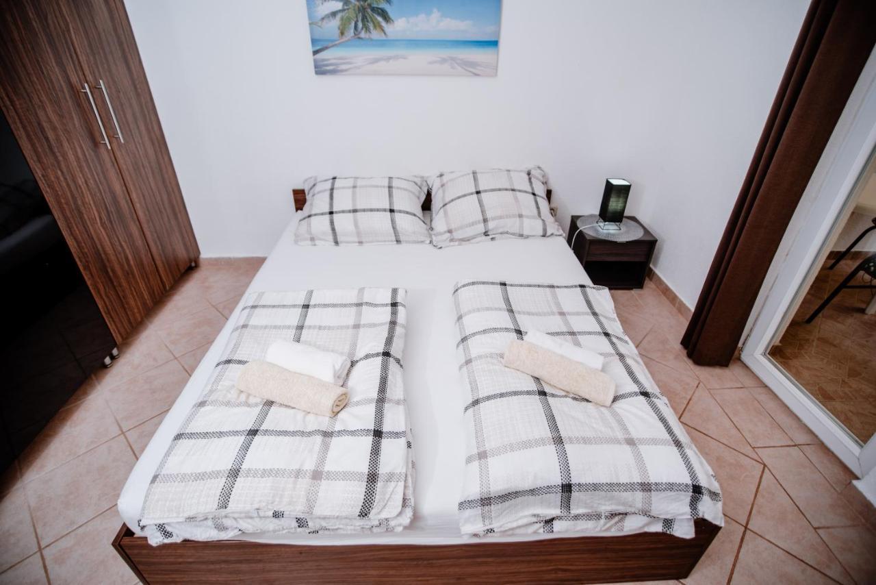 Appartamento Apartmens Leona Karlobag Esterno foto